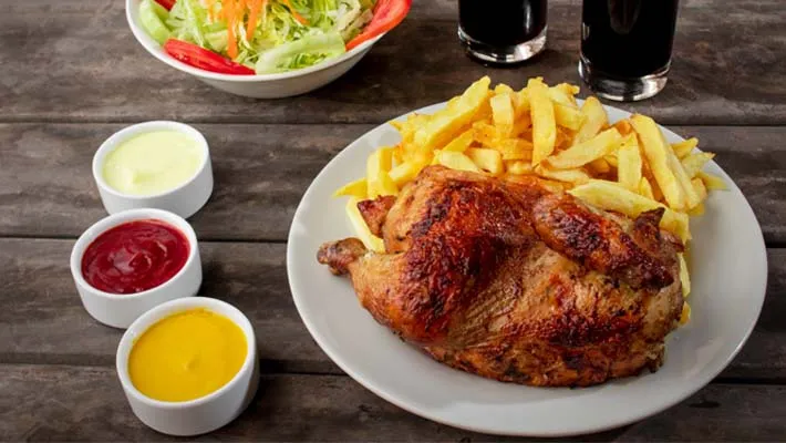 1/2 POLLO A LA BRASA - PAPAS FRITAS + ENSALADA + CREMAS
